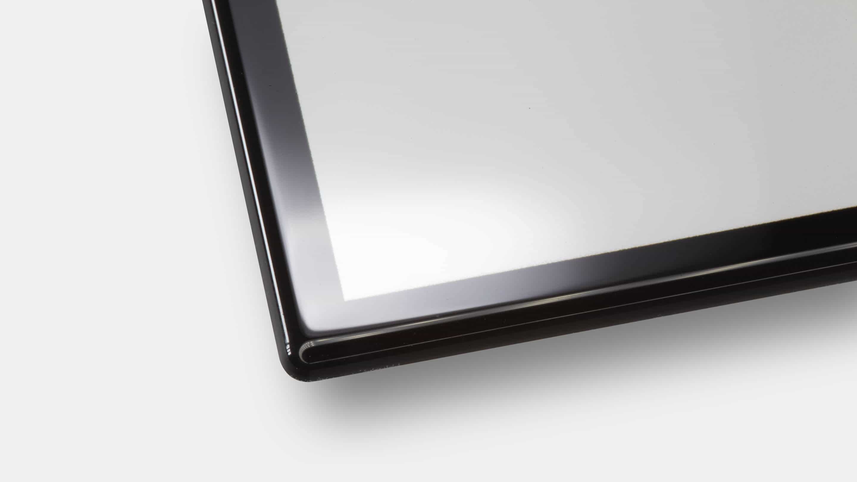 <deepl translate="no">Impactinator®</deepl> Vidrio - Procesado de bordes de un primer plano de una pantalla en blanco y negro