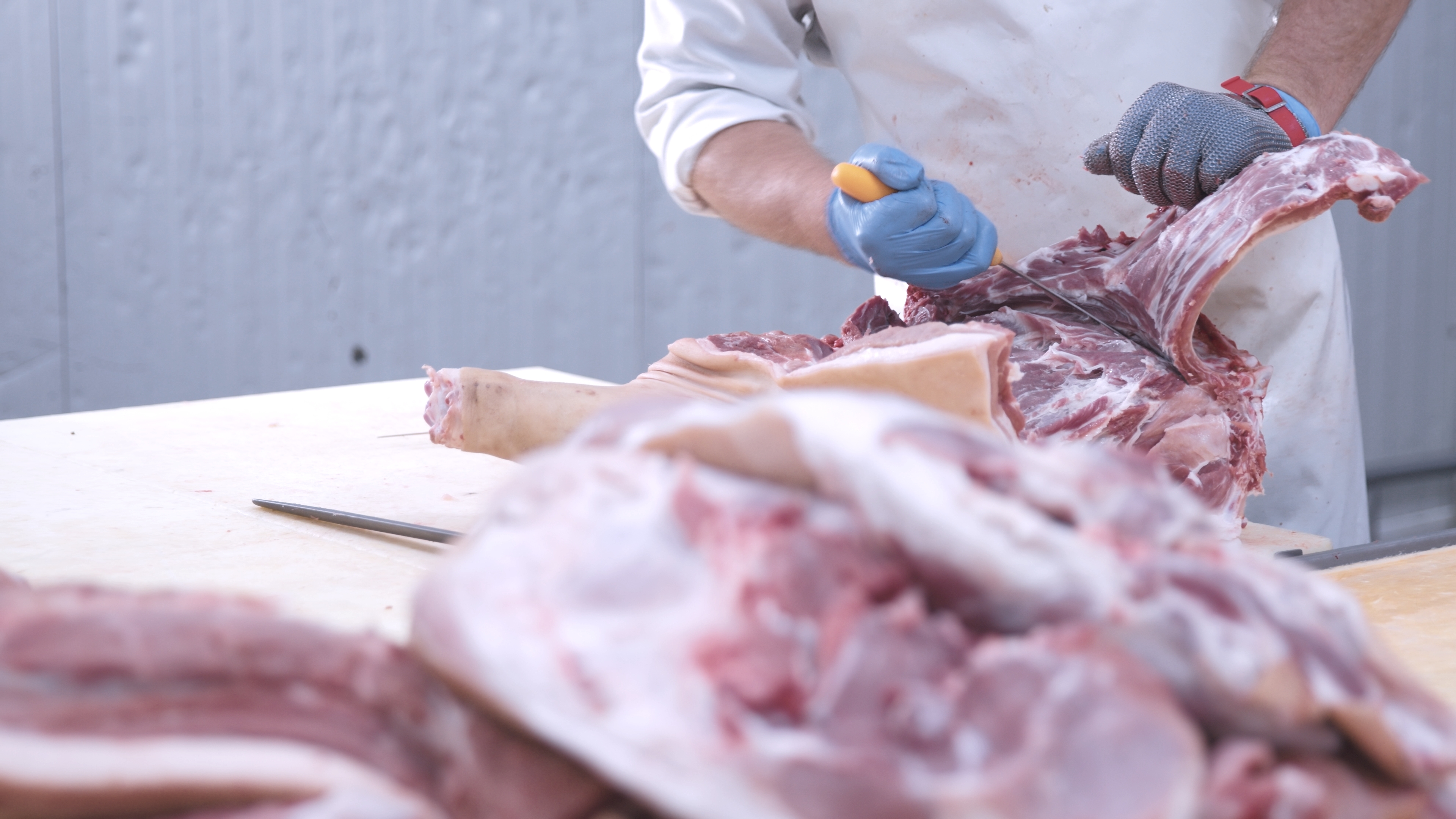 Fleischverarbeitung eine Person, die Fleisch mit einem Messer schneidet