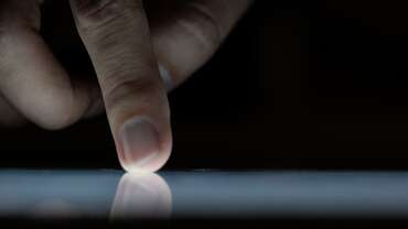 Dokunmatik Ekran - Dokunmatik ekrana dokunan bir parmağa çoklu dokunma