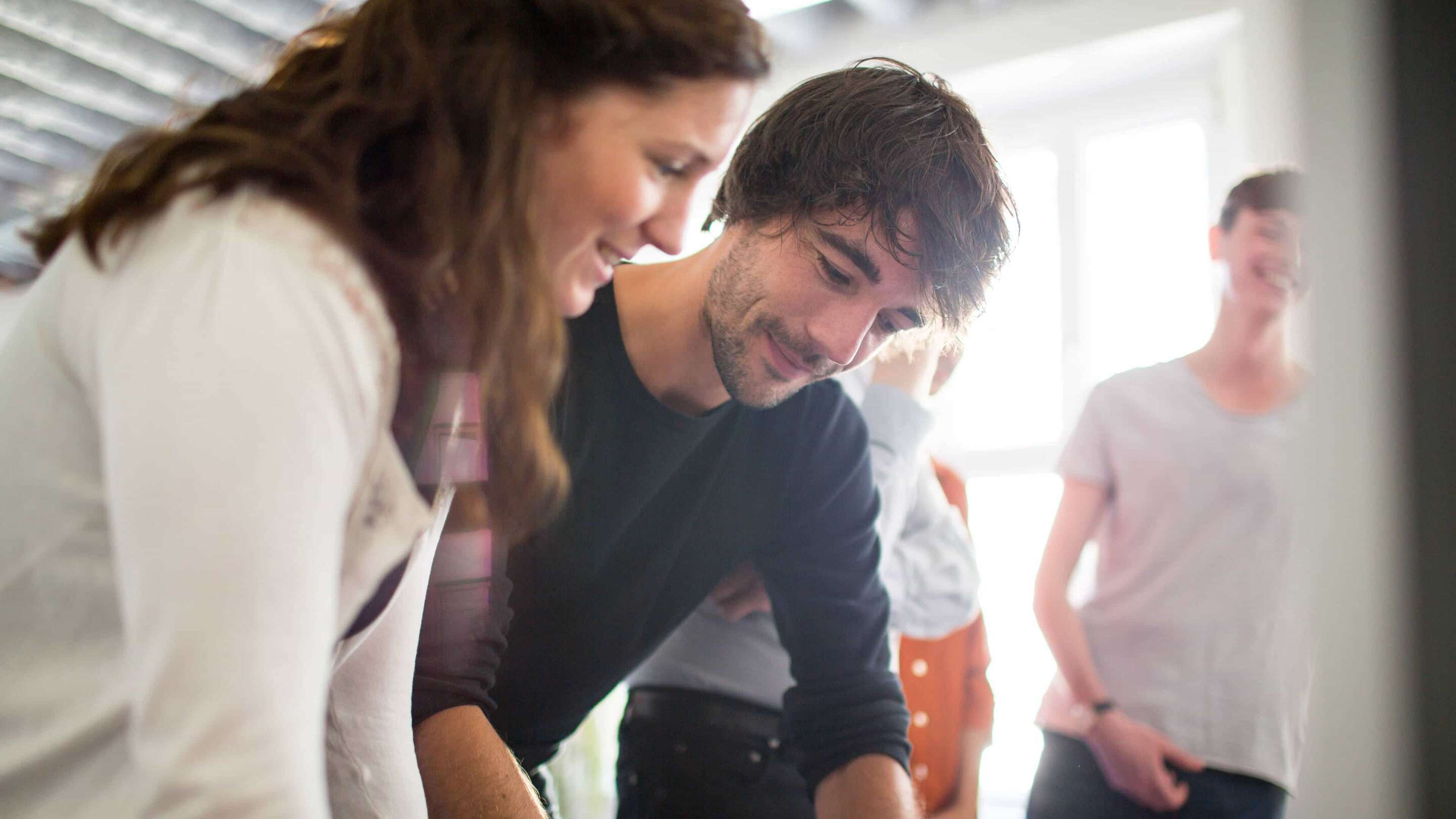 Start-up - Settori un uomo e una donna che guardano un computer portatile