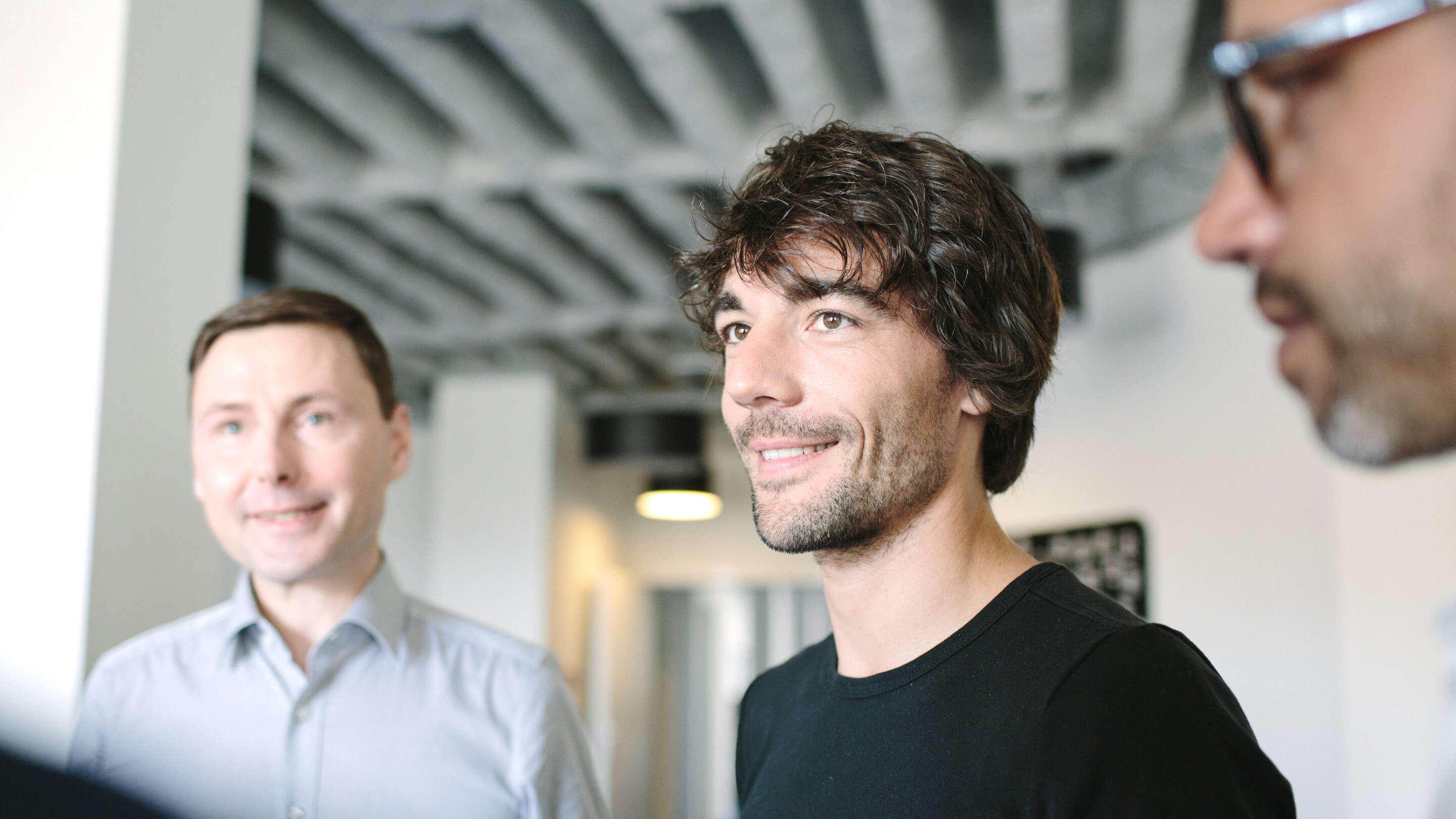 Start-Ups - Startup um homem sorrindo em uma sala