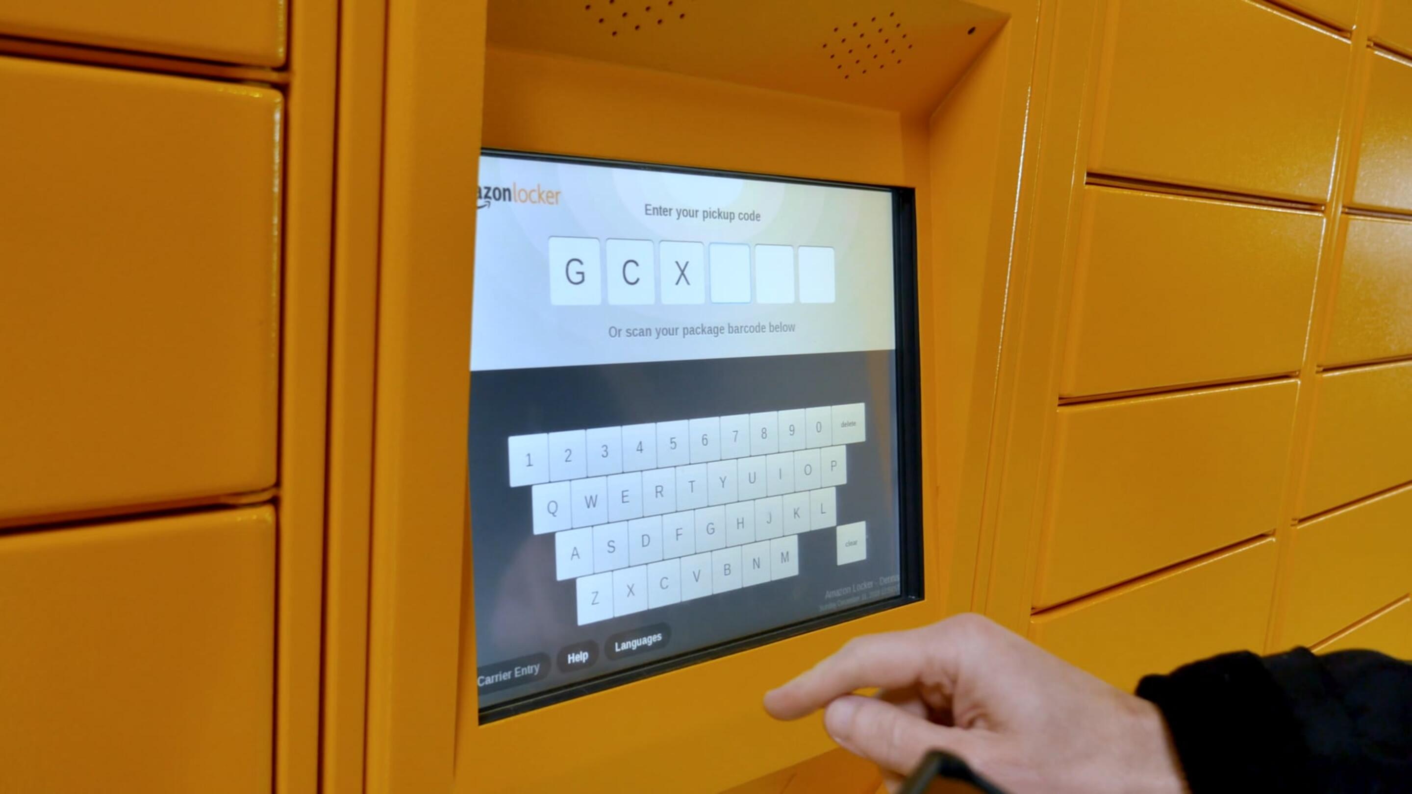 IK10 Monitör - IK10 Monitör Dokunmatik Ekran Parsel istasyonu sarı bir makinede klavyeye dokunan bir el