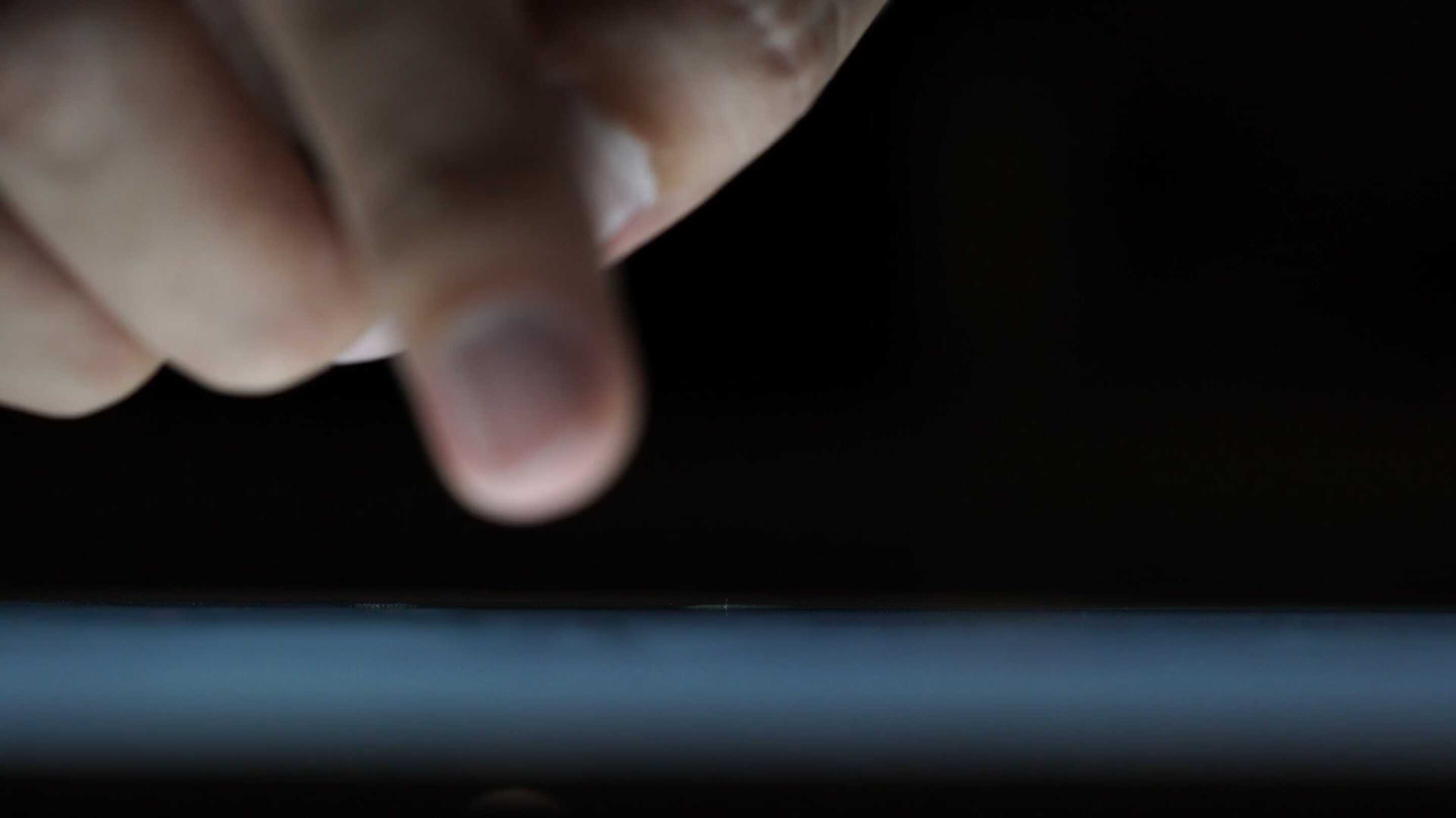 PCAP-pekskärm - PCAP-pekskärm Multitouch: ett finger som pekar på en skärm