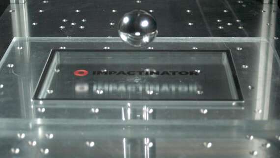 IK10 Monitor - Pekskärm Robust en droppe vatten som faller på en klar yta